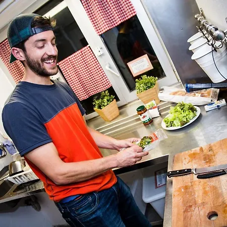 شباب بالمرز باكباكرز